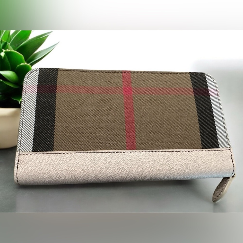 ✨ NWT Burberry Zippy Wallet ✨